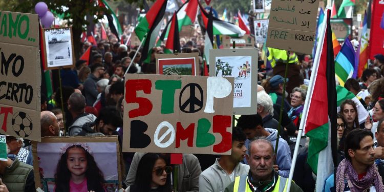 İtalyaİsrail maçı öncesi binlerce kişi İsrail'i protesto etti