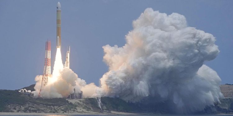 Japonya, yeni insansız kargo uzay aracını fırlattı