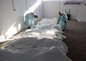 Katil İsrail tarafından alıkonulan 30 Filistinlinin naaşı Han Yunus'taki Nasır Hastanesi'ne ulaştı