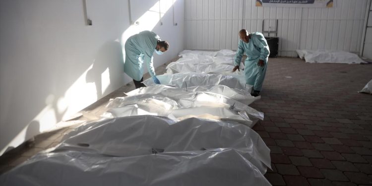 Katil İsrail tarafından alıkonulan 30 Filistinlinin naaşı Han Yunus'taki Nasır Hastanesi'ne ulaştı