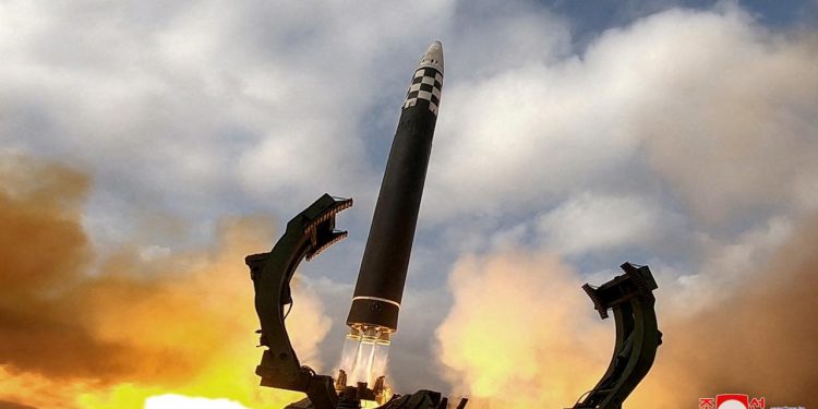 Kuzey Kore, Trumpın Güney Kore ziyaretinden günler önce balistik füze fırlattı