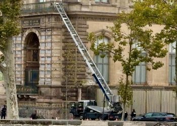 Louvre soygununda kullanılan asansörü üreten firma, soygundan reklam çıkardı