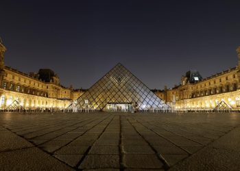 Fransa'da soygunun yaşandığı Louvre Müzesi kapılarını ziyaretçilere yeniden açtı