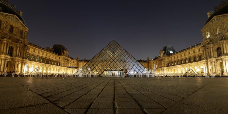 Fransa'da soygunun yaşandığı Louvre Müzesi kapılarını ziyaretçilere yeniden açtı