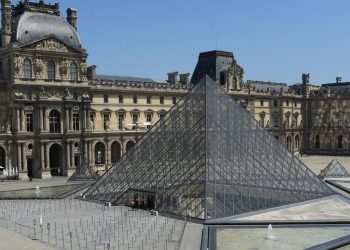Fransa'da Louvre Müzesi'nden tarihi mücevherler çalındı