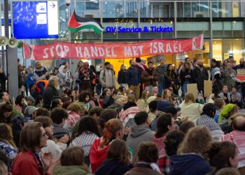 Hollanda'da 20 tren istasyonunda Filistin'e destek için oturma eylemleri yapıldı