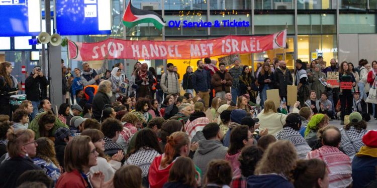 Hollanda'da 20 tren istasyonunda Filistin'e destek için oturma eylemleri yapıldı