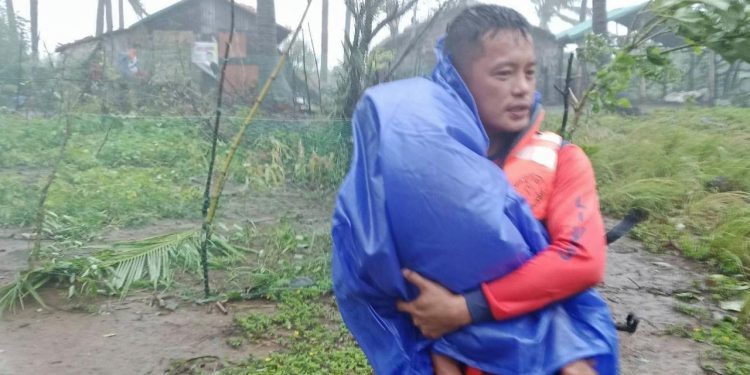 Filipinler'in doğusunda tropik fırtına nedeniyle binlerce kişi tahliye edildi