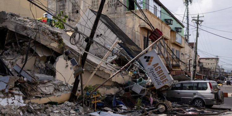 Filipinler'de yaşanan 6,9 büyüklüğündeki depremde hayatını kaybedenlerin sayısı 72'ye çıktı