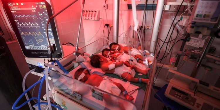 Gazze'deki hastane artan göç ve yetersiz beslenme nedeniyle prematüre bebeklerle doldu