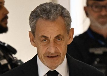 Fransa'da eski Cumhurbaşkanı Sarkozy'yi cezaevinde 2 polis koruyacak