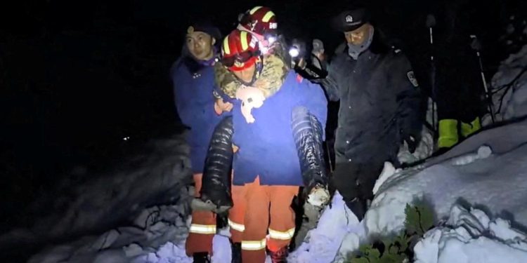 Everest'te mahsur kalan 1000'den fazla kişi kurtarıldı