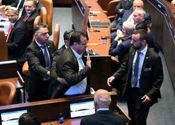 Trump'ın İsrail parlamentosundaki hitabında Filistin'in tanıyın pankartları açan milletvekilleri zorla dışarı çıkarıldı