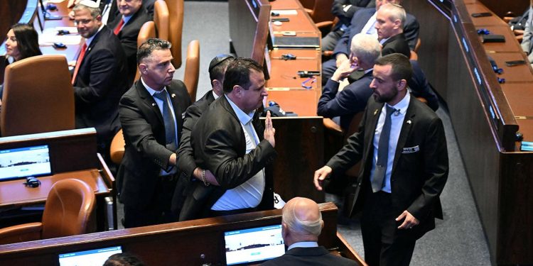 Trump'ın İsrail parlamentosundaki hitabında Filistin'in tanıyın pankartları açan milletvekilleri zorla dışarı çıkarıldı