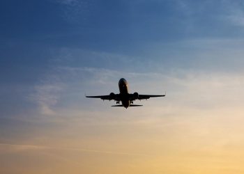 ABD'de yolcu uçağı, pilot ile kabin memurlarının iletişimindeki kesinti nedeniyle acil iniş yaptı