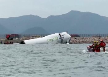 Çin'de kargo uçağı pistten çıkarak denize sürüklendi