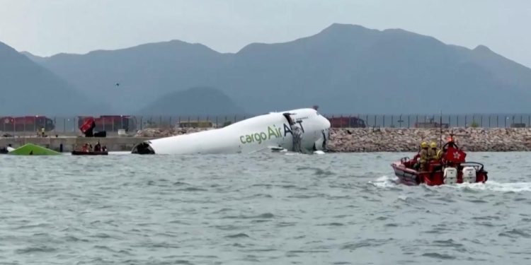 Çin'de kargo uçağı pistten çıkarak denize sürüklendi