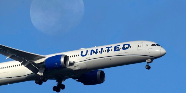 United Airlines uçağına çarpan gizemli cismin ne olduğu ortaya çıktı