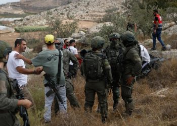 İşgalci İsrailliler Batı Şeriada Filistinlilere ait araçları yaktı, zeytin ağaçlarını söktü