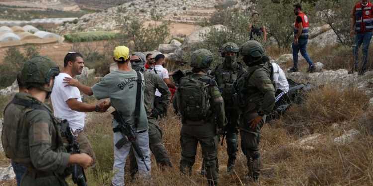 İşgalci İsrailliler Batı Şeriada Filistinlilere ait araçları yaktı, zeytin ağaçlarını söktü