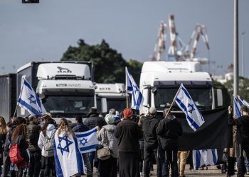 Aşırı sağcı işgalci İsrailliler, Gazze'ye giden yardım tırlarını engellemeye çalıştı