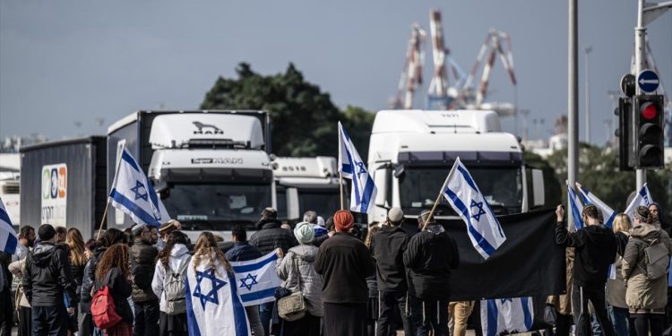 Aşırı sağcı işgalci İsrailliler, Gazze'ye giden yardım tırlarını engellemeye çalıştı