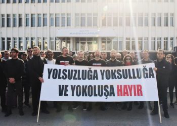 Kamuda yetkili beş sendika, Başbakanlık önünde ateş yaktı