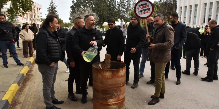 Sendikalar: Hükümet istifa edinceye kadar mücadeleyi sürdüreceğiz