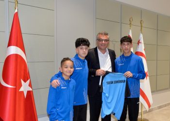 Cumhurbaşkanı Erhürman, Perçinci Futbol Okulu’ndan sporcu, yönetici ve aileleri kabul etti