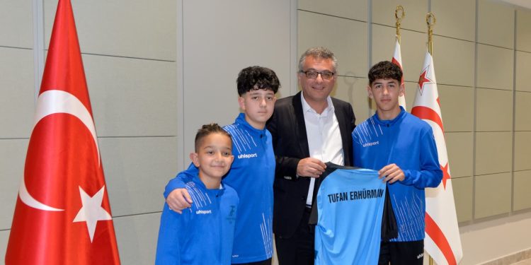 Cumhurbaşkanı Erhürman, Perçinci Futbol Okulu’ndan sporcu, yönetici ve aileleri kabul etti