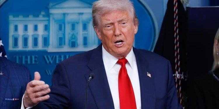 Trump, tüm ülkelere yüzde 10 tarife uygulanmasına ilişkin kararı imzaladı