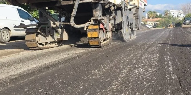 Lefkoşa Surlariçi’nde asfaltlama çalışmaları sürüyor