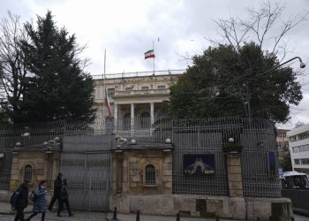 İran’ın İstanbul Başkonsolosluğunda bayraklar yarıya indirildi
