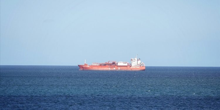 İran, Hürmüz Boğazı’nda petrol tankeri vurdu