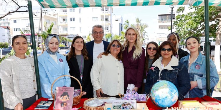 Erhürman, çifti Emekçi Kadınlar Panayırı’nı ziyaret etti