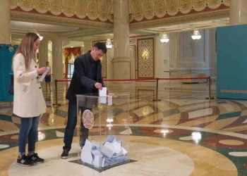 Kazakistan, yeni anayasa için sandık başında