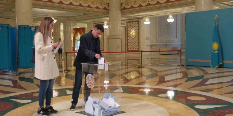 Kazakistan, yeni anayasa için sandık başında