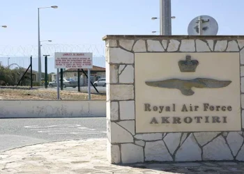 İngiliz üssü personeli, Ağrotur’dan ayrılmak isteyen ailelere yardım ediyor