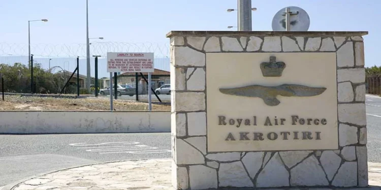 İngiliz üssü personeli, Ağrotur’dan ayrılmak isteyen ailelere yardım ediyor