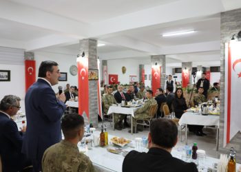 Cevdet Yılmaz, Lefkoşa Eşref Bitlis Kışlası’nda düzenlenen iftarda Mehmetçik ile bir araya geldi: ‘Ada’daki huzur ve güven ortamının bozulmasını istemiyoruz’
