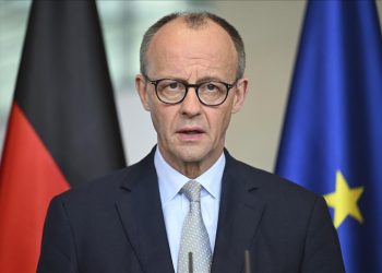 Almanya Başbakanı Merz, Filistin pankartıyla protesto edildi