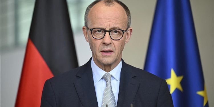 Almanya Başbakanı Merz, Filistin pankartıyla protesto edildi