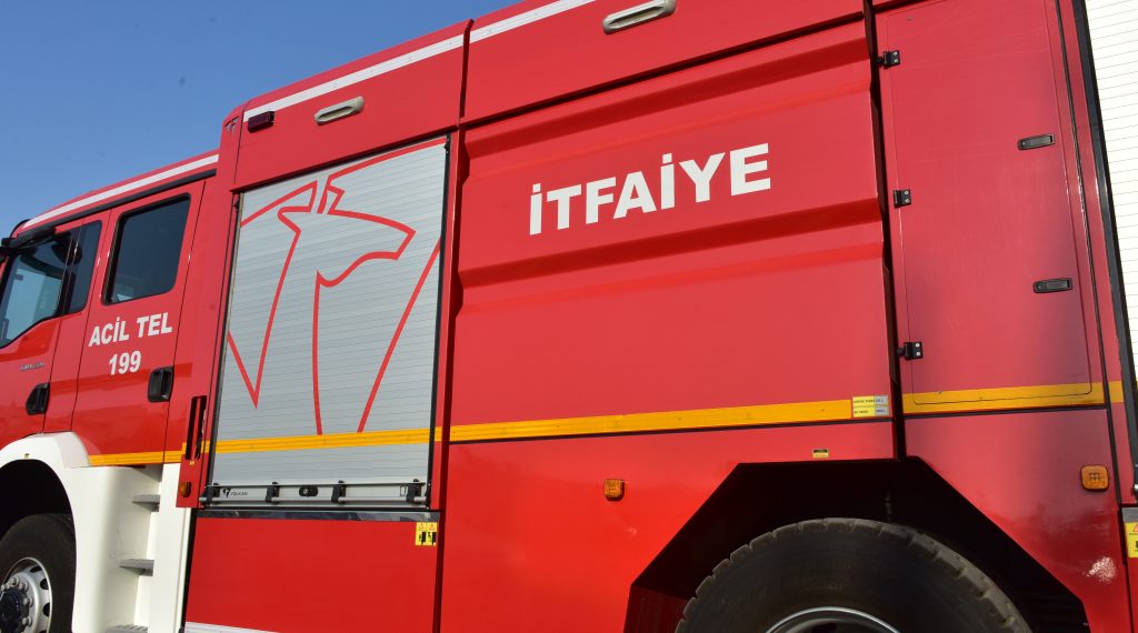 Sandalye üzerinde unutulan sönmemiş sigara izmariti yangına neden oldu