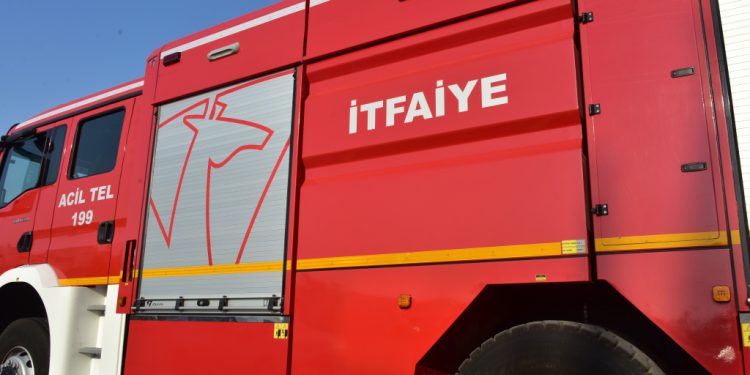 Sandalye üzerinde unutulan sönmemiş sigara izmariti yangına neden oldu