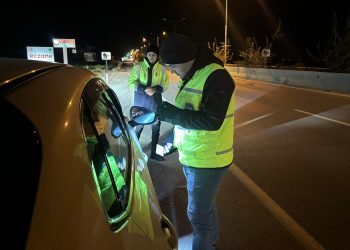Trafik denetimlerinde 308 sürücü rapor edildi, 2 sürücü tutuklandı