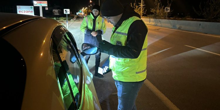 Trafik denetimlerinde 308 sürücü rapor edildi, 2 sürücü tutuklandı