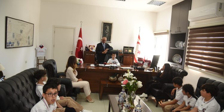 Çavuşoğlu makamını Şht. Yalçın İlkokulu öğrencisi Basmaz’a devretti