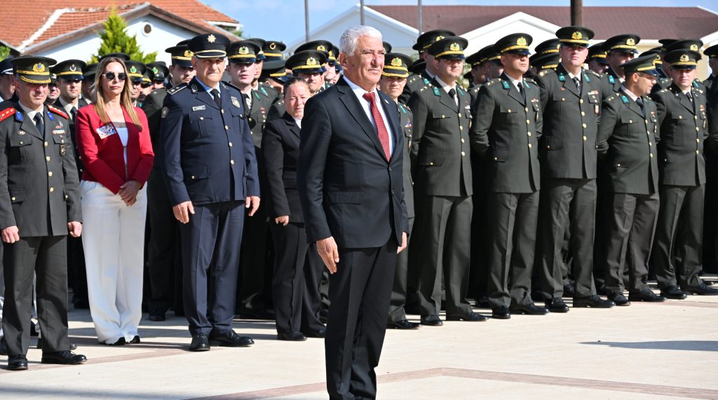 Özçınar, 23 Nisan Ulusal Egemenlik ve Çocuk Bayramı kutlama törenine katıldı