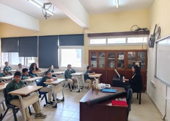 District 135 Kuzey Kıbrıs Lions, okullara piyano ve perde bağışı yaptı