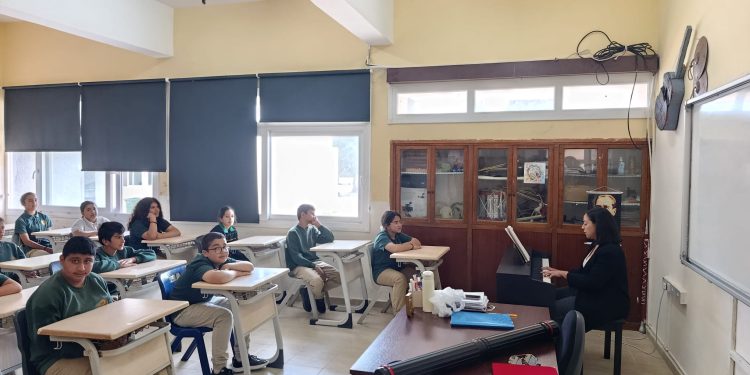 District 135 Kuzey Kıbrıs Lions, okullara piyano ve perde bağışı yaptı